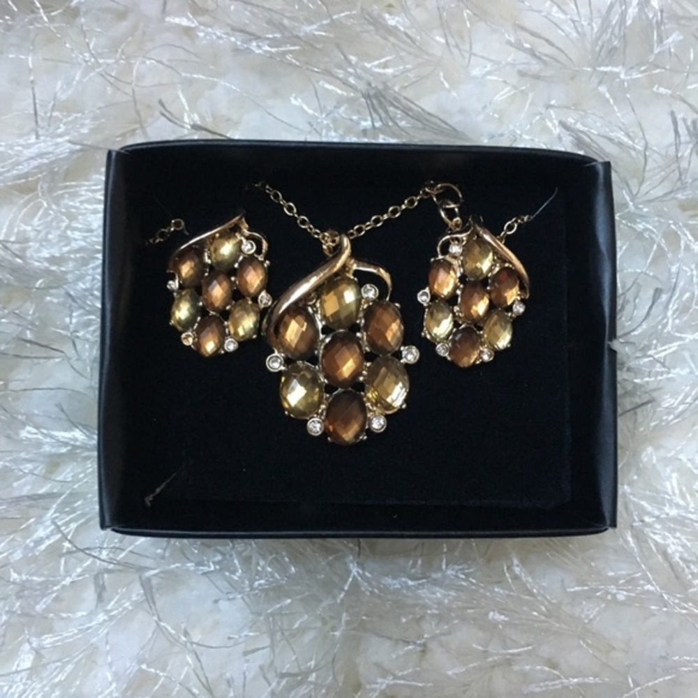Flower necklace and earring set
